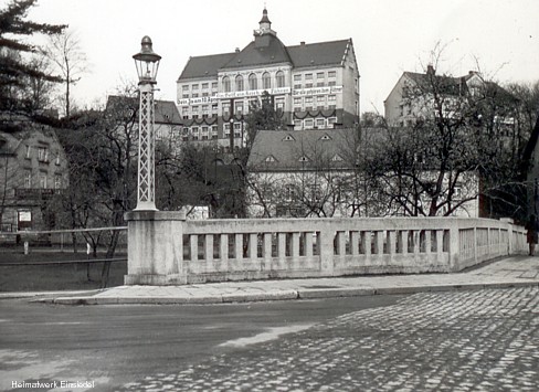 Schulen Einsiedel mit Werbebanner für den Österreichanschluss