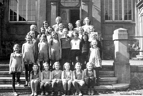 Mädchensportgruppe vor der Einsiedler Schulturnhalle 1935