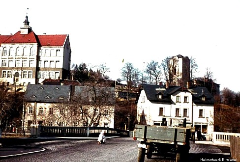 Einsiedler Schule und Kirchturm mit Notbedachnung