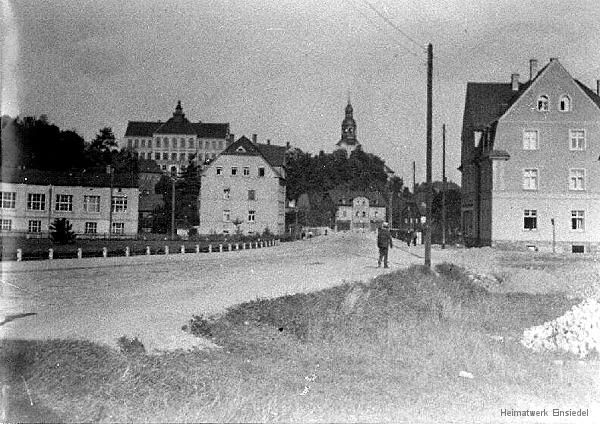 Blick die Reichsstraße in Einsiedel hinunter um 1930