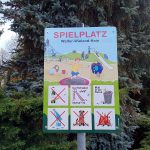 Spielplatzschild im Einsiedler Walter-Wieland-Hain