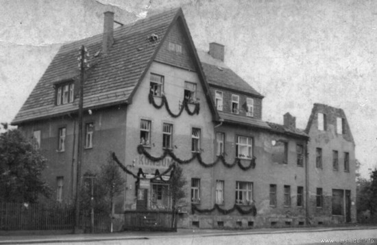 Halb Wohnhaus, halb Ruine 1955