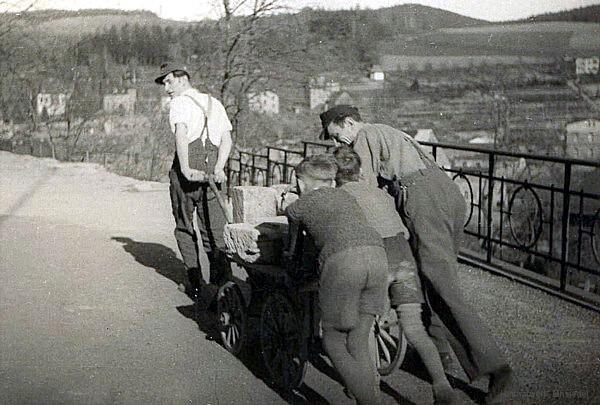 Arbeitseinsatz an der Alten Schule in Einsiedel 1951