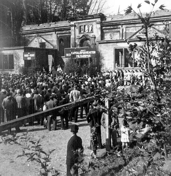 Walter Wieland spricht: 1946 vor der zerstörten Schulturnhalle in Einsiedel