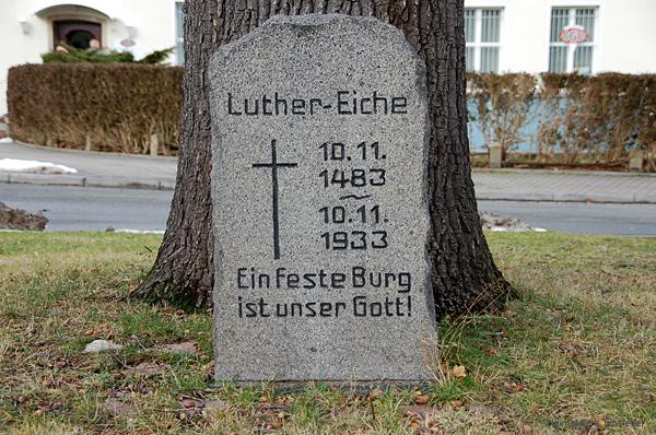 Gedenkstein vor der Luthereiche in Einsiedel