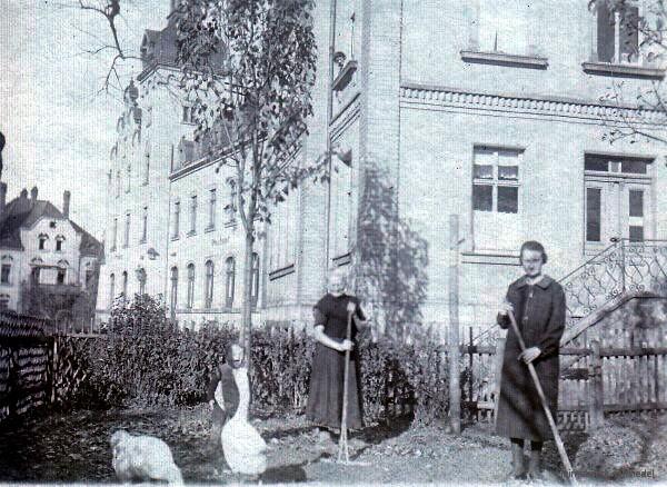 Hauptstr. 81, Garten mit Frauen, Kind und Gänsen