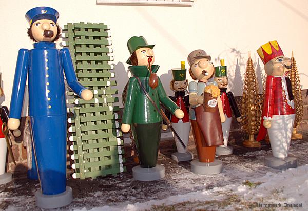 Der Briefträger ist höher als die anderen Figuren auf der Pyramide Einsiedel