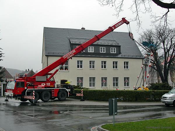 Pyramidenaufbau 2004 mit Hilfe der Chemnitzer Berufsfeuerwehr