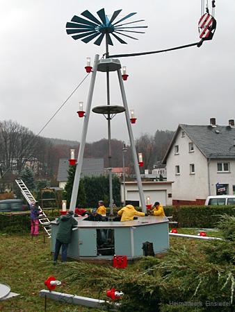 Hilfe mit dem Feuerwehr-Kran zum Aufstellen der Pyramide in Einsiedel