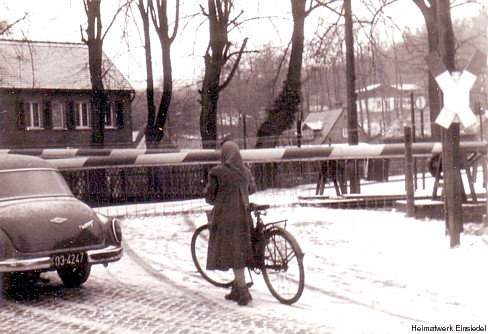 Bahnübergang Einsiedel in der Ortsmitte Ende der 1960er Jahre