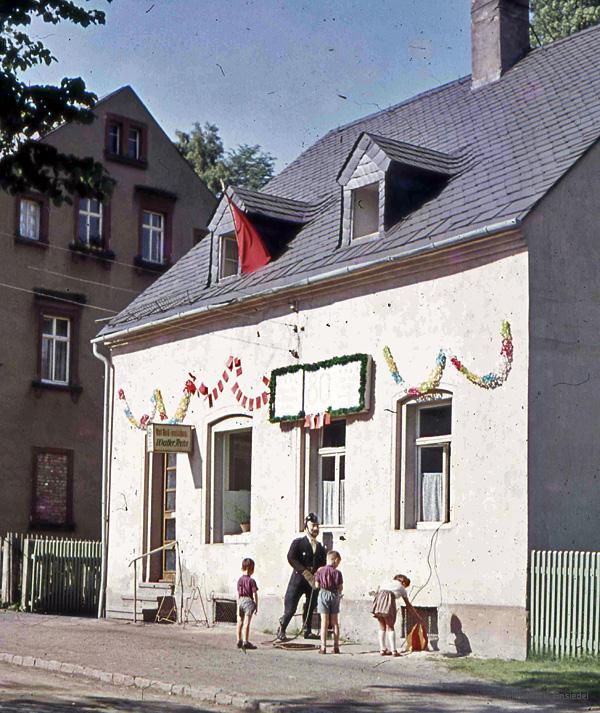 Bäckerei Frohs in Einsiedel mit Festschmuck anlässlich eines Feuerwehrjubiläums