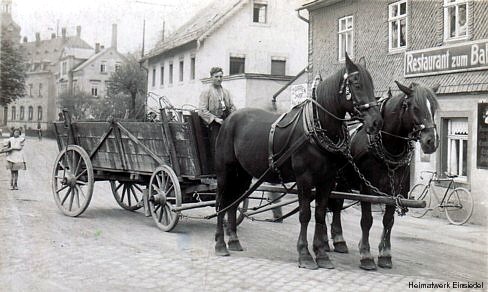 Pferdefuhrwerk vorm Restaurant zum Bahnhof in Einsiedel