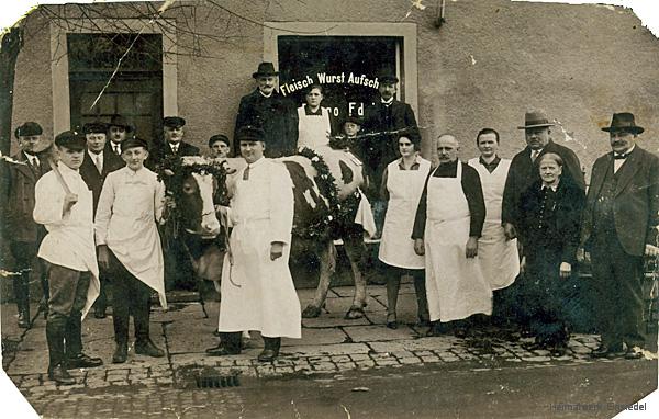 Familie Edel mit Belegschaft vor der Hauptstr. 105