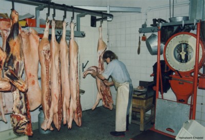 Schweinehälften werden verarbeitet um 1985.
