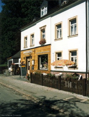 Einsiedler Hauptstr. 90: Vorgarten mit Sitzgelegenheit 1990