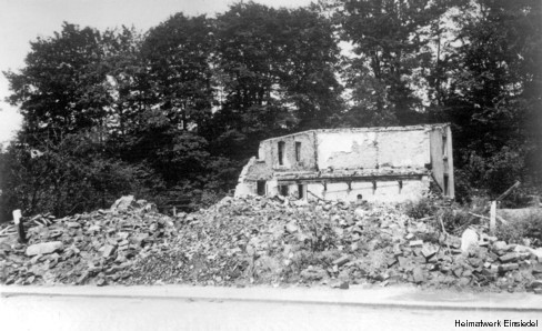 Die durch eine Sprengbombe zerstörte Stellmacherei Reichel in Einsiedel 1945