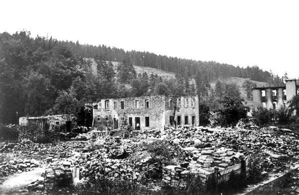 Ruinen der Tischlerei Weißer, des Bauern Lißner und der Verbandwattefabrik Lippmann