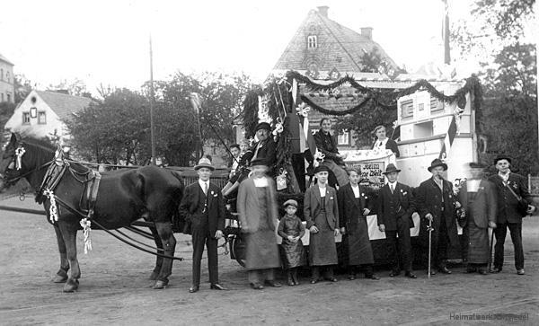 Festwagen auf dem Plan in Einsiedel um 1935