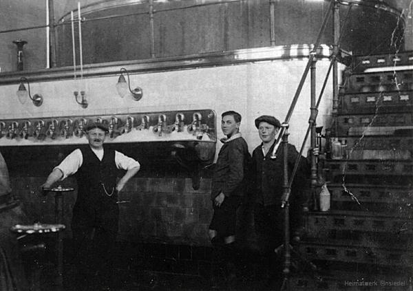 1. Einsiedler Biersieder Hugo Thiele mit dem Gymnasiasten Rudolf Schwalbe (Enkel des Firmengründer) und dem Lehrling Rudolf Claus im Sudhaus um 1929
