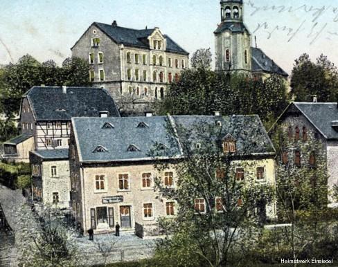 Postkarte "Halt gegen´s Licht", Einsiedel, 1902. Links die Buchbinderei Zickmantel.