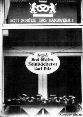 Pilze aus Brotteig als Schaufenstergestaltung der Bäckerei Pilz