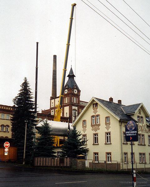 Einheben eines neuen Gärbehälters durch das geöffnete Dach in der Privatbrauerei "Einsiedler Brauhaus" 2004