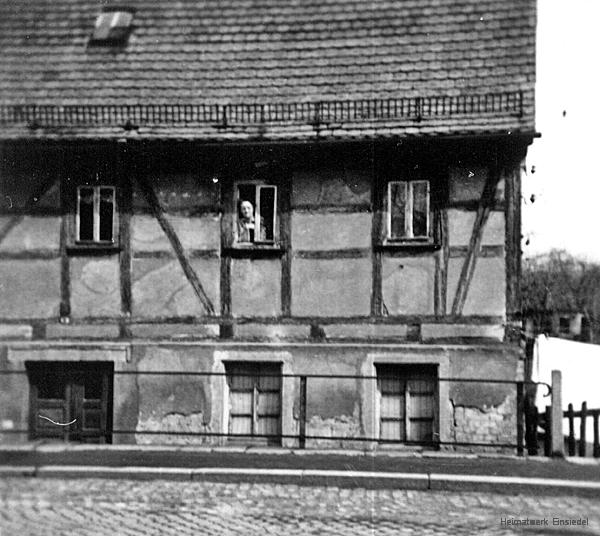 Das Roscher-Häusel liegt deutlich unter Straßenniveau