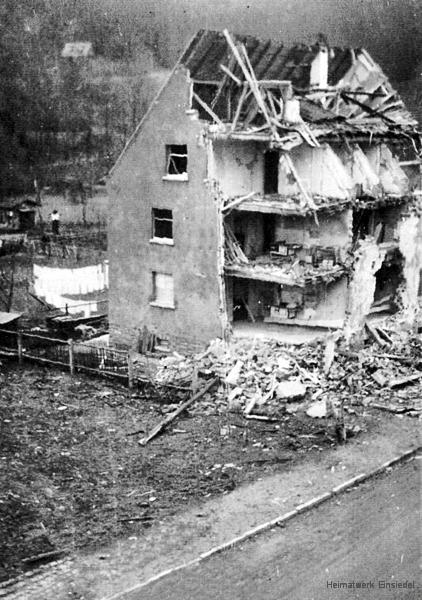 Zerstörtes Mehrfamilienhaus in der Hauptstraße 145 in Einsiedel 1945 (Ansicht Nord)