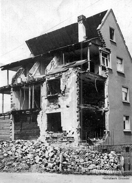 Zerstörtes Mehrfamilienhaus in der Hauptstraße 145 in Einsiedel 1945 (Ansicht Süd)