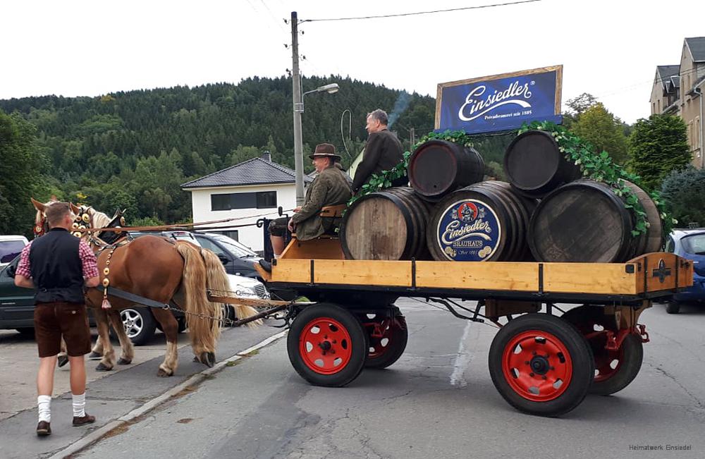 Pentti Richter mit Haflingergespann und Wagen mit Bierfässern des Einsiedler Brauhauses