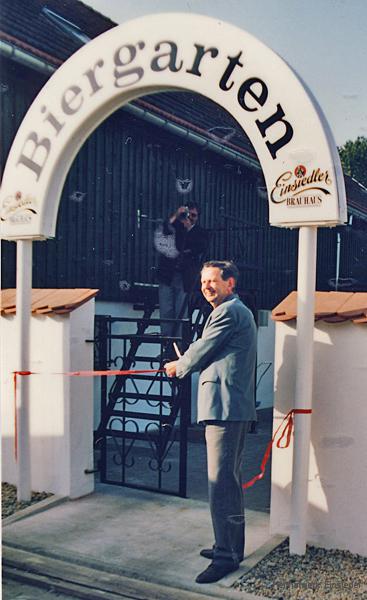 Der Einsiedler Bürgermeister Peter Ulbrich eröffnet den Biergarten der Brauerei Einsiedel 1992