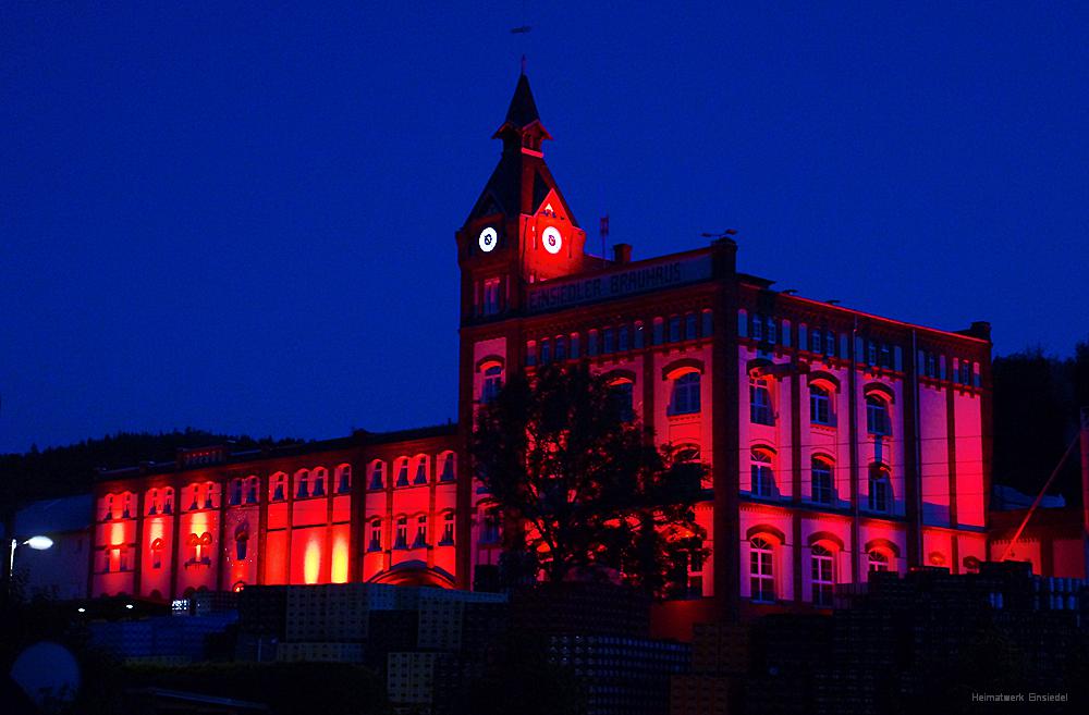 Night of Light am 22.06.2020 - das Einsiedler Brauhaus wird rot angestrahlt