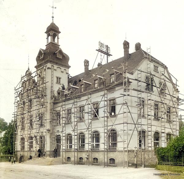 Einsiedler Rathaus mit Baugerüst um 1915