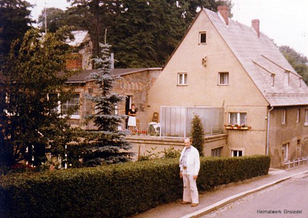 Werner Glöß vor dem Gebäude Berbisdorfer Straße 18 in Einsiedel um 1981/82