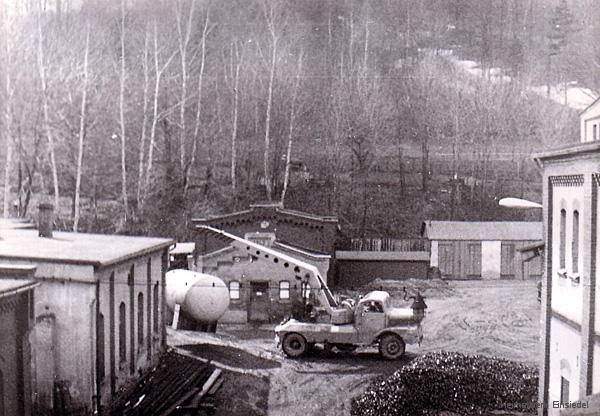 Einsetzen von Drucktanks in der Brauerei Einsiedel 1972