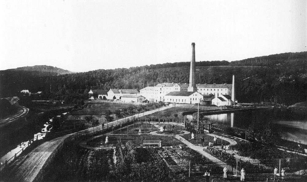 Blick zur Papierfabrik Einsiedel lange vor dem Bau der Entlastungsstraße. Im Vordergrund die Gärtnerei Weniger.