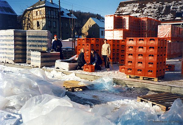 Schüler sortieren im Dezember 1991 neue Flaschen in die neuen Kästen der Einsiedler Privatbrauerei ein