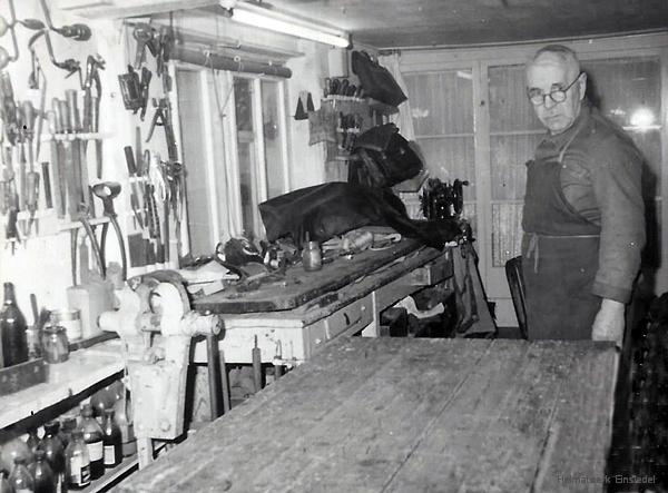 Sattlermeister Bruno Aurich in seiner Einsiedler Werkstatt