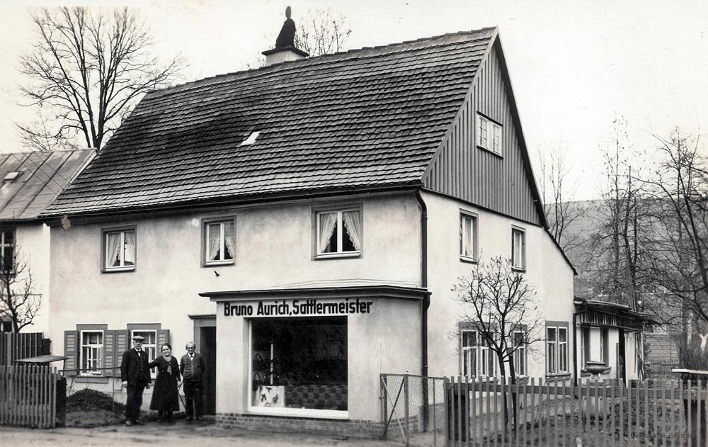 Bruno Aurich, Sattlermeister, vor seinem Haus