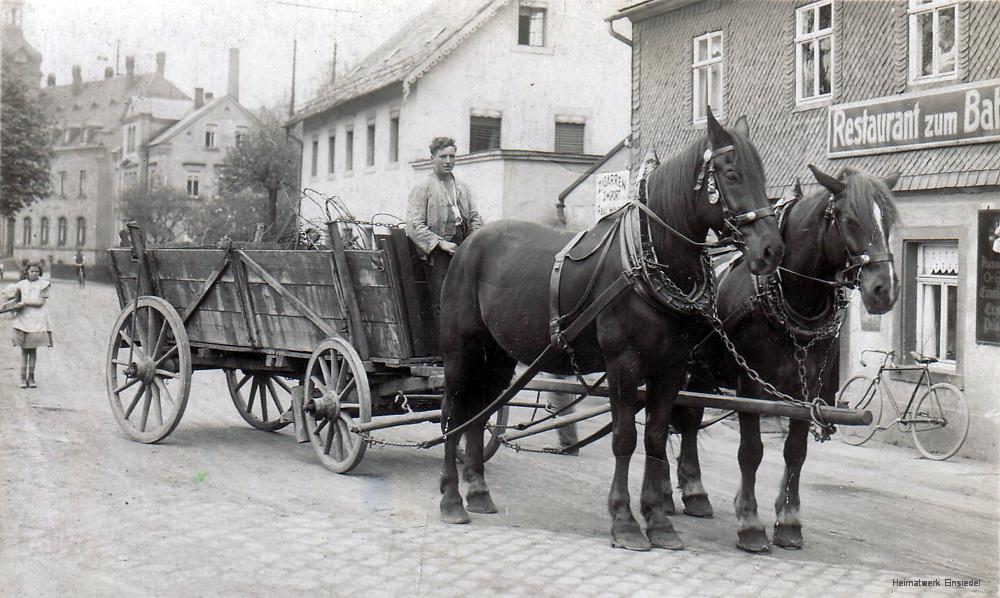 Pferdefuhrwerk vor dem "Restaurant zum Bahnhof" in Einsiedel in den 1920er Jahren.