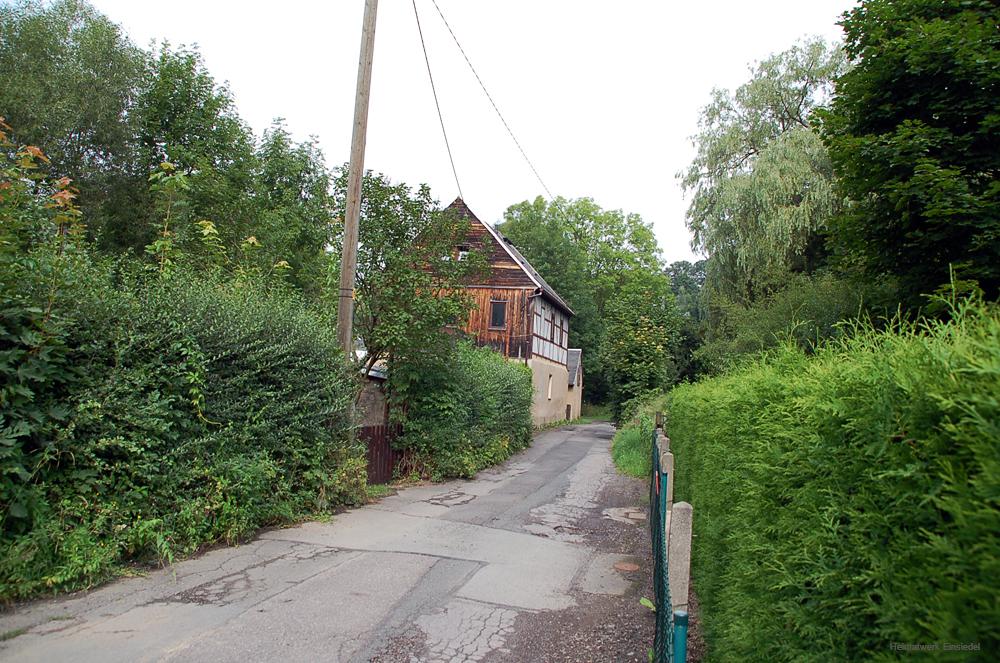 Leergezogenes Fachwerkhaus Rosenstraße 2 in Einsiedel im August 2010.