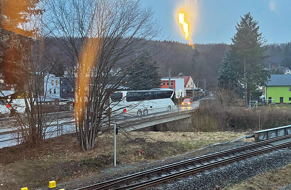 Ein Bus bringt ukrainische Vertriebene ins ehemalige Einsiedler Pionierlager