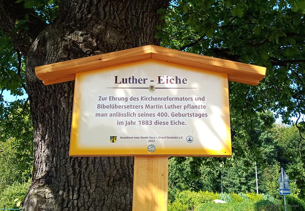 Neues Schild an der Luthereiche in Einsiedel 2022