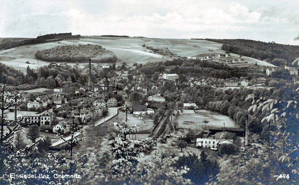 Blick ins Einsiedler Oberdorf, vorn rechts die ehemalige Graupappenbude