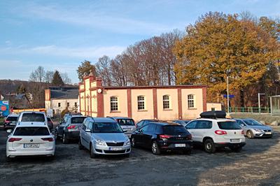 Alte Turnhalle mit Brauereiparkplatz