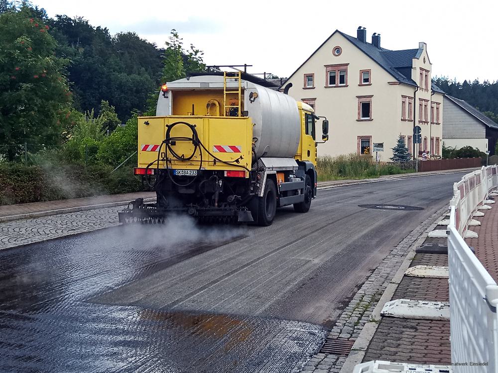 Bindemittel aufspritzen - Bilder vom Tage