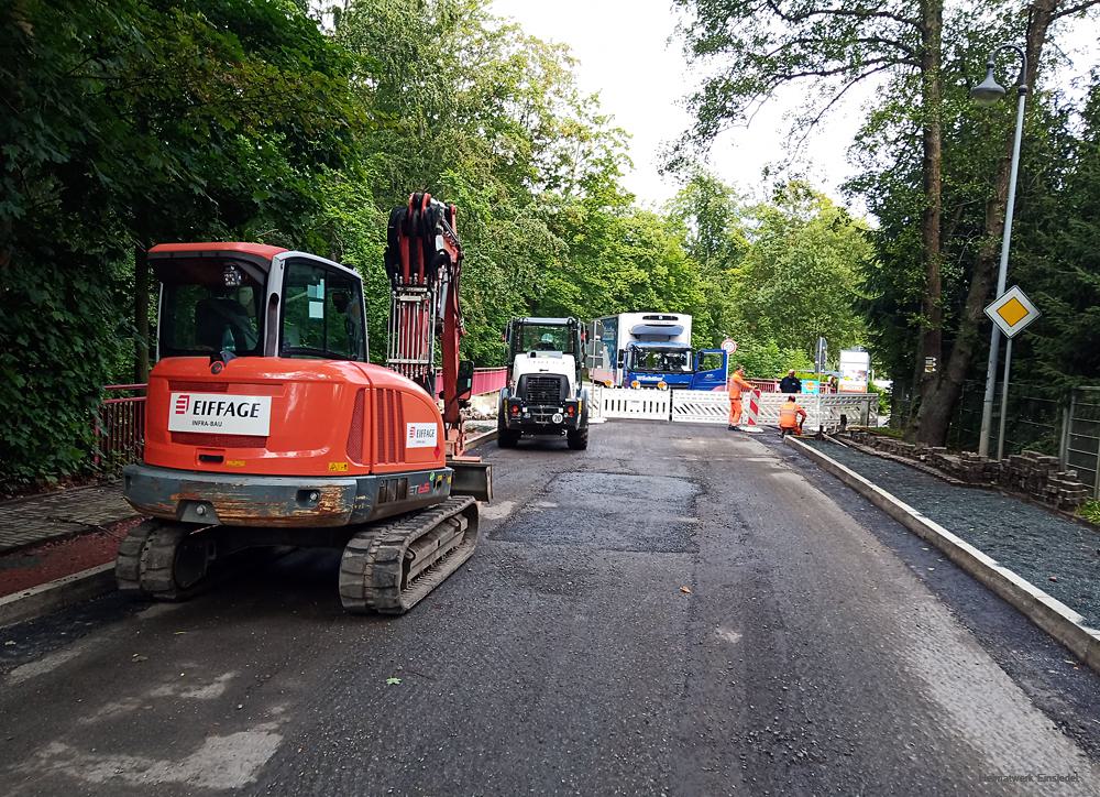 Fußwegbau nahe Entlastungsstraßenbrücke - Bilder vom Tage