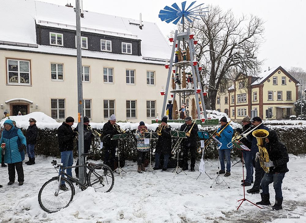 Posaunenchor Einsiedel an der Pyramide im Dezember 2023