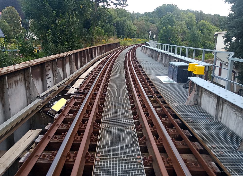 Eisenbahnbrücke km 10,6 mit neuer Rostschutzfarbe und Bahnmagnet
