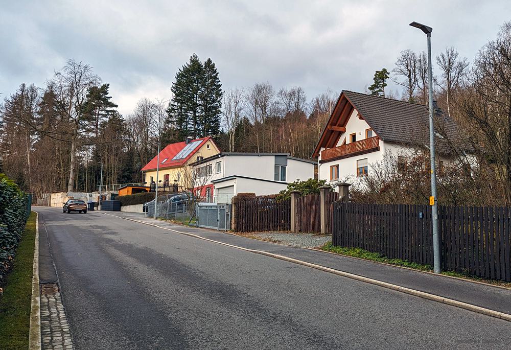 Eibenberger Straße in Einsiedel. Die Häuser 34, 32 und 30 am 21. Februar 2024.